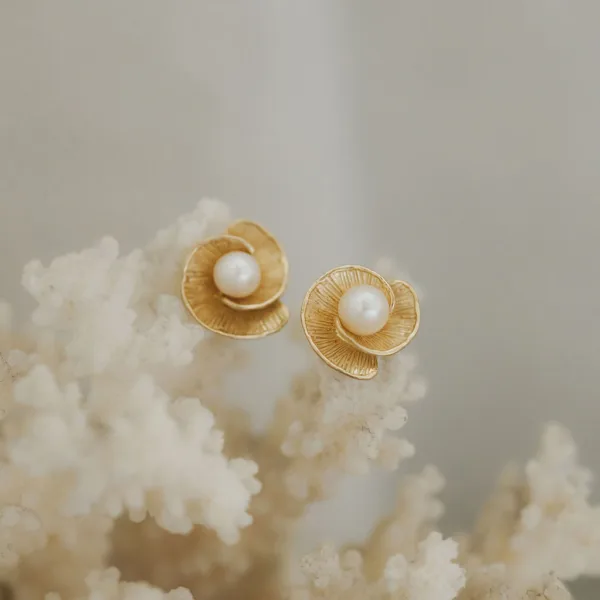 9ct yellow gold stud earrings with freshwater pearl