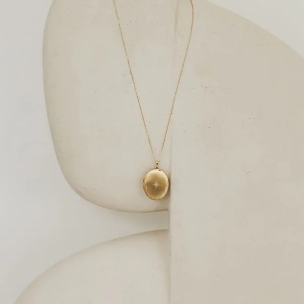 9ct yellow gold locket with diamond by THERESHEIS.jewels