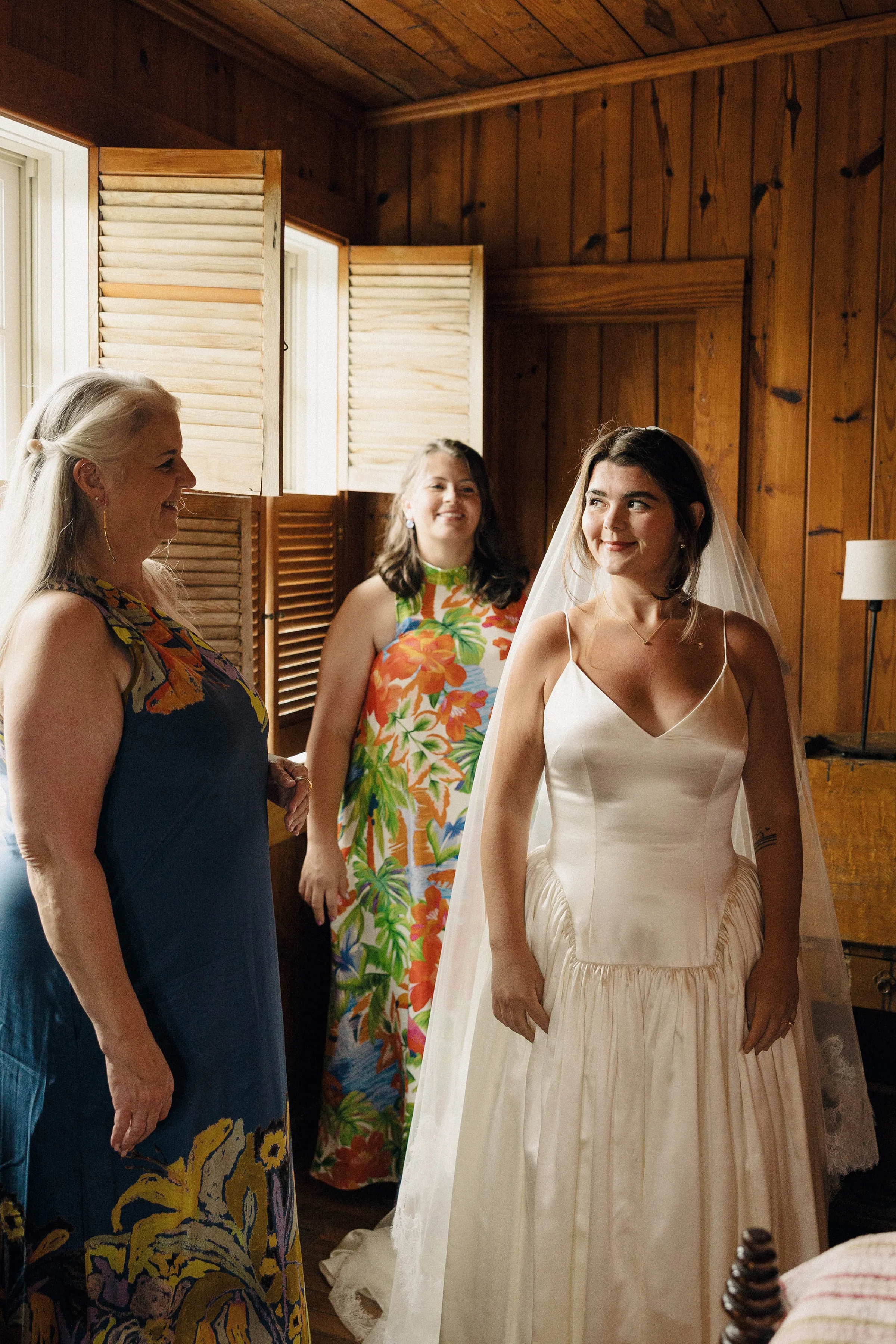 Danielle Frankel Bride Leslie DeAnne Photography.11 - Olivia in Danielle Frankel for her Intimate, Modern & Non-Traditional Wedding Danielle Frankel Bride Leslie DeAnne Photography.11