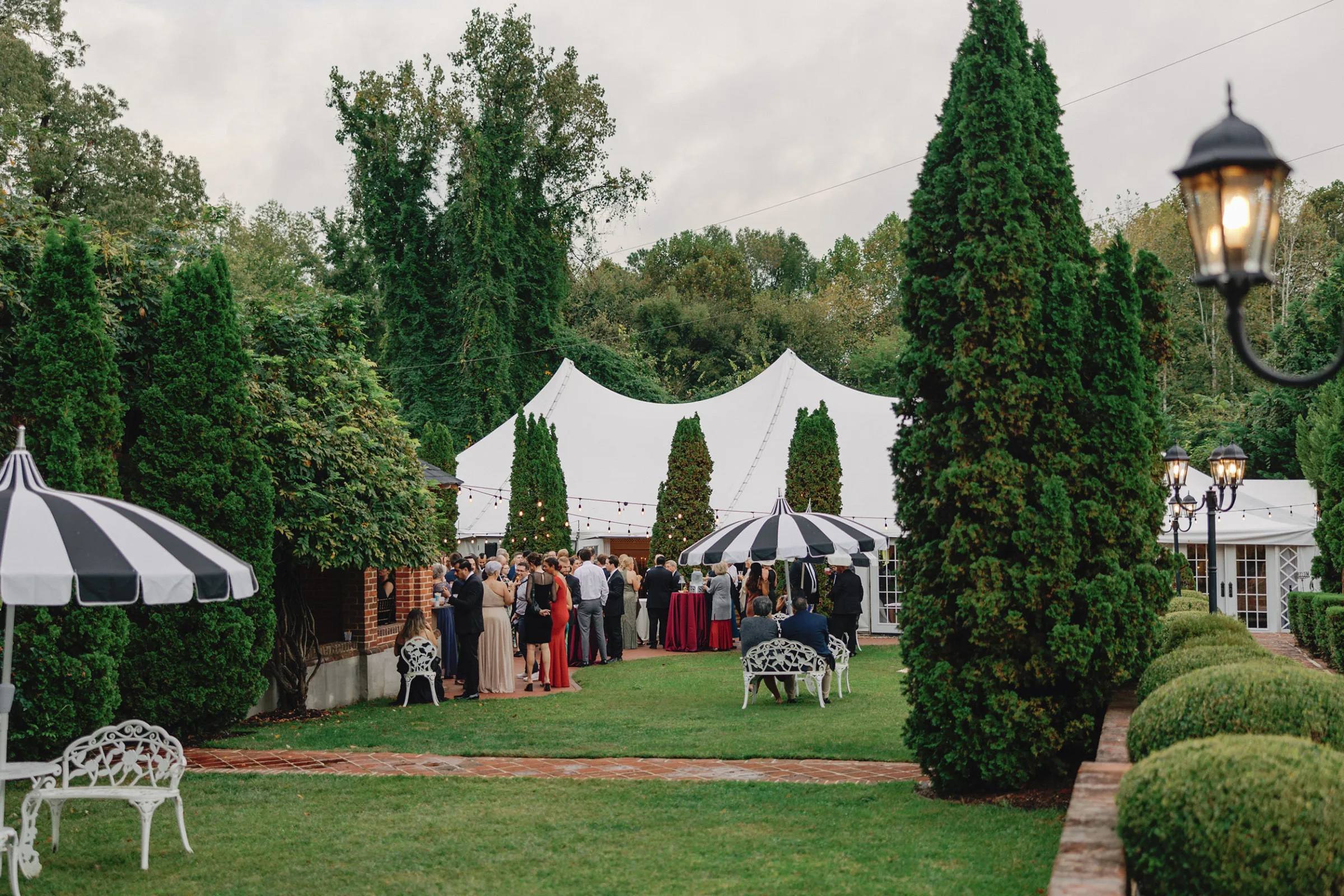 Rainy day wedding bilingual english spanish sen studio 70 - A Rainy Day, English & Spanish Bilingual Wedding in Virginia, with a Sen Studio Gown Rainy day wedding bilingual english spanish sen studio 70
